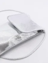 Morral pequeño de cuero negro con solapa frontal y correa larga ajustable tipo cordón.