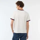Camiseta blanca de manga corta con ribetes en contraste de color bordó en el cuello y los puños. Presenta un estampado gráfico frontal con la inscripción "Stephen's Running Club Est. 88 Sacramento" y la silueta de un corredor.