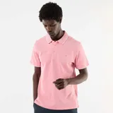 Chomba coral con cuello camisero, ribetes blancos en cuello y mangas, y cierre frontal con dos botones. Cuenta con bordado sutil en el pecho.