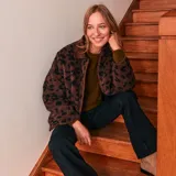 Chaqueta marrón con estampado animal print negro, cuello clásico y cierre con botones.