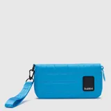 Billetera acolchada color verde menta, con diseño rectangular y cierre perimetral. Cuenta con una correa de muñeca extraíble y un parche de goma negro con el logo de la marca en el frente.