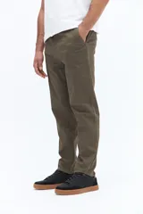 Pantalón chino clásico de hombre, color verde militar, con corte regular, pasacinto y confeccionado en algodón con elastano.