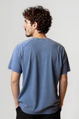 Remera celeste con estampado frontal con la palabra 'mission' y otros textos en negro.