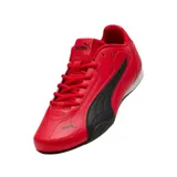 Championes Puma modelo Catch, de diseño deportivo en color rojo con detalles en negro, incluyendo la franja característica de la marca en el lateral y el logo en la puntera.