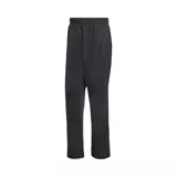 Pantalón de jogging deportivo Adidas modelo Firebird, de color negro, con cintura elástica con cordón de ajuste interno y las clásicas tiras laterales de la marca tono sobre tono. Presenta bolsillos laterales con cierre y el logo del Trifolio bordado en la pierna.