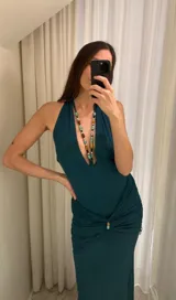 Vestido midi color marrón, con escote halter profundo y diseño fruncido en la cadera con detalle de cuentas decorativas.
