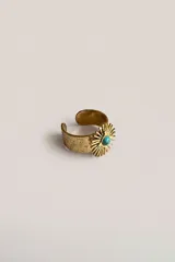 Anillo ajustable dorado con diseño grabado y aplique en forma de sol con piedra turquesa en el centro.
