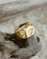 Anillo ancho de alpaca color plateado, con diseño irregular y textura rugosa. Pieza hecha a mano.