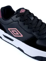 Championes urbanos Umbro modelo Milo-Bold, color negro con detalles en rosa. Presentan una combinación de materiales sintéticos y gamuza, con el logo de la marca en el lateral y una suela de plataforma blanca con relieve.
