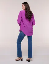 Camisa de satén blanca de la marca Floral & Ivy, con cuello con solapa, cierre frontal de botones, manga larga con puño ancho y bolsillo aplicado en el pecho.