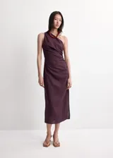 Vestido midi color marrón, de diseño asimétrico con un solo hombro descubierto, detalle fruncido en el lateral y abertura en el bajo.