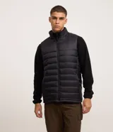 Chaleco puffer deportivo Get Over para hombre, de color negro con cuello alto, diseño acolchado de gajos y cierre frontal con cremallera.