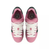 Zapatillas Adidas Campus 00s de gamuza rosa con las tres tiras clásicas en verde oscuro, cordones blancos y suela blanca con base color caramelo.