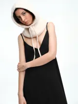 Vestido largo de breteles finos con escote en V, confeccionado en lyocell con acabado efecto lavado. Presenta una silueta levemente evasé con caída fluida y recta.