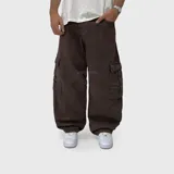 Pantalón tipo cargo de corte ultra baggy, confeccionado en denim de algodón color marrón. Presenta bolsillos laterales con solapa y diseño holgado.