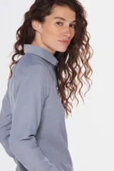 Camisa celeste de corte clásico, con cuello abotonado y mangas largas.