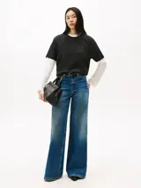 Remera de corte amplio confeccionada en puro algodón con tejido de punto interlock. Presenta cuello redondo, hombros ligeramente caídos y logo de Tommy Hilfiger bordado en el pecho.