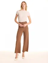 Pantalón wide leg negro de tiro alto, con pretina con pasadores, botón y cierre. Incluye bolsillos en la parte delantera y trasera.