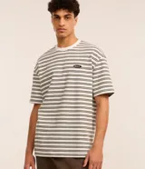 Remera relaxed de algodón a rayas horizontales blancas y negras, con cuello redondo, manga corta y logo "Soul." bordado en el pecho.