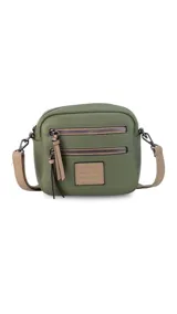 Bandolera de cuero sintético color verde oliva, con dos bolsillos frontales con cierre y detalle de parche con logo de la marca. Incluye correa ajustable en tono beige y herrajes metálicos.