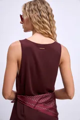 Musculosa larga color borgoña de tejido de punto.