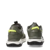 Championes de trail running Puma modelo Extend Lite, color verde oliva con detalles en negro y amarillo neón. Presentan una suela robusta con amortiguación blanca y diseño técnico en malla y materiales sintéticos.