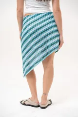 Falda asimétrica de crochet con diseño de ondas en tonos azules, celestes y blancos.