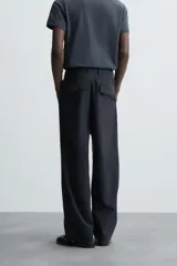 Pantalón de corte regular fit, confeccionado en una mezcla de algodón y lino. Presenta cierre frontal con cremallera y botón, bolsillos laterales y bolsillos traseros con solapa y botón.