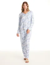 Conjunto de pijama compuesto por una remera de manga larga con escote en V, abertura frontal con botones y bolsillo aplicado, y un pantalón con cintura elástica y lazo de ajuste. Presenta un estampado animal print en tonos neutros.