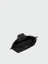 Bolso de viaje de gran tamaño, modelo Le Pliage One de Longchamp, en color marrón. Presenta el diseño icónico de la marca con solapa de cuero, asas cortas y cierre de cremallera superior.
