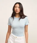 Blusa cropped de manga corta en tejido rib, color celeste con finas rayas horizontales blancas y cuello redondo.