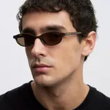 Lentes de sol con montura ovalada de diseño retro y minimalista, en color marrón chocolate con lentes polarizadas a tono.