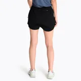 Short deportivo Merrell color negro, confeccionado en poliéster reciclado y spandex de secado rápido. Cuenta con cintura elástica con cordón ajustable, bolsillos laterales y calza interior de malla incorporada.