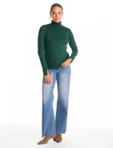 Polera de cuello alto confeccionada en tejido de punto fino, con mangas largas y detalle de tajo en los puños.