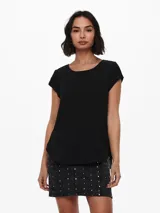 Camiseta básica negra de manga corta, con cuello redondo y diseño de espalda más larga.