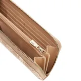 Billetera rectangular Guess con cierre perimetral, confeccionada en material sintético color marrón con estampado de monograma y detalles en tono crema. Presenta un aplique metálico dorado con el logo de la marca en la parte frontal.