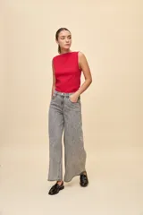 Jean wide leg de tiro alto con lavado gris, calce amplio y pierna ancha, con diseño clásico de cinco bolsillos.