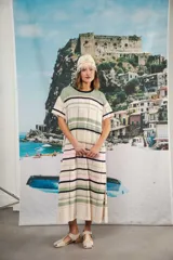 Vestido largo de tejido calado con rayas en distintos grosores, de corte amplio y hombro caído. Presenta tajo lateral y logo bordado en la manga.