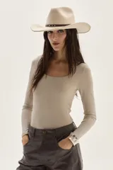 Top negro de manga larga, confeccionado en tela de lurex con calce al cuerpo y escote cuadrado.