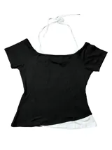 Remera negra con diseño ajustado de manga corta y escote off-shoulder, que incluye un detalle superpuesto simulando una bikini blanca por debajo. Posee estampado gráfico al frente con motivos florales y texto.