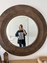 Remera negra de corte holgado con estampado de recuadros con dibujos.