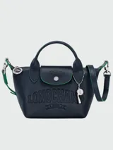 Bolso bandolera Longchamp Le Pliage Xtra XS, color azul marino con detalles en verde.