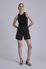 Bermuda de jean negro con tachas plateadas.