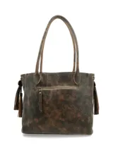 Cartera de cuero marrón de Hush Puppies con efecto texturizado y borlas decorativas en los laterales. Cuenta con doble asa de hombro.