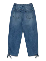 Jean wide fit de tiro alto, largo cropped y color azul denim. Presenta cierre de botón y cremallera, bolsillos delanteros, traseros y monedero. Confeccionado en denim de sarga y detalle de lazo en los tobillos.