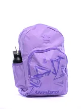 Mochila Umbro de color lila con estampado geométrico abstracto en el bolsillo frontal. Cuenta con un compartimento principal con cierre, un bolsillo frontal adicional y un bolsillo lateral de red para botellas. Incluye el logo de la marca grabado en la parte superior y estampado en la base.