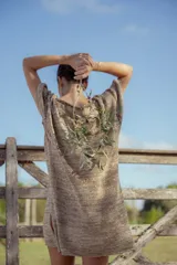 Vestido corto tejido en lurex dorado, con escote en V y mangas cortas.