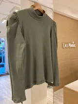 Remera gris de morley de algodón, manga larga con detalle fruncido en el hombro.