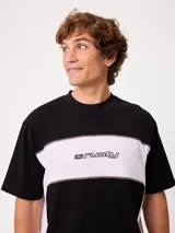 Remera holgada Rusty de diseño combinado en blanco y azul marino, con cuello redondo ancho, mangas cortas y detalle de ribetes oscuros a contratono. Cuenta con el logotipo de la marca estampado en el pecho.