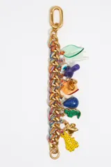 Pulsera de cadena dorada con cordón multicolor trenzado y charms colgantes de resina, latón, hierro, aleación de zinc, poliéster, esmalte y acrílico.